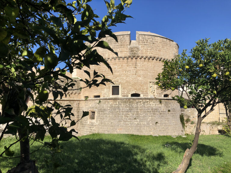 una delle torri vista dal giardino del castello