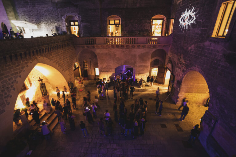 atrio del castello di sera e visto dell'alto