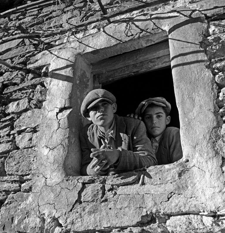 due ragazzi che si affacciano da una finestra, foto tratta dalla mostra di wolf suschitzky