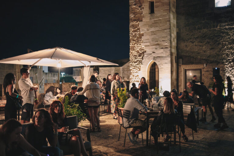 persone ai tavoli durante una serata al castello