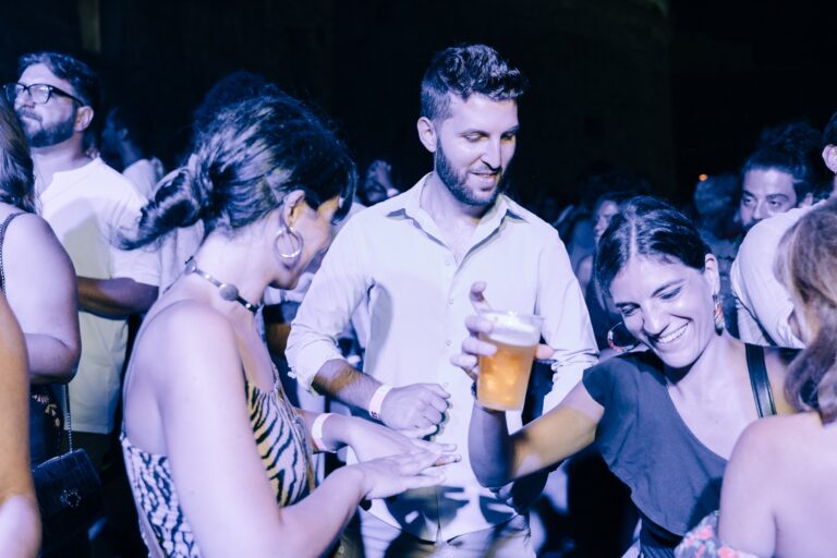 ragazzi che ballano con bicchieri di birra in mano