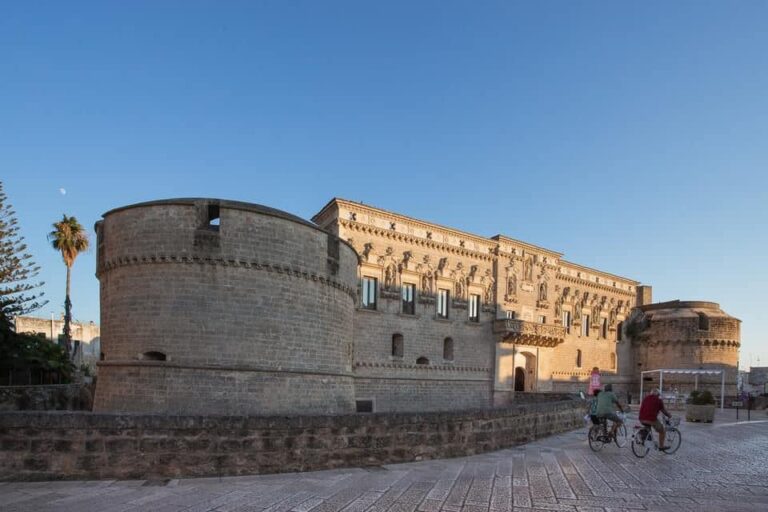 foto frontale del castello al tramonto