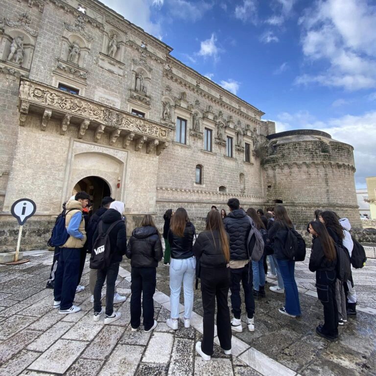 gruppo di ragazzi e ragazze in visita all'ingresso del castello di Corigliano D'Otranto