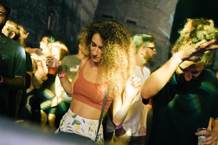 ragazza che balla nel fossato