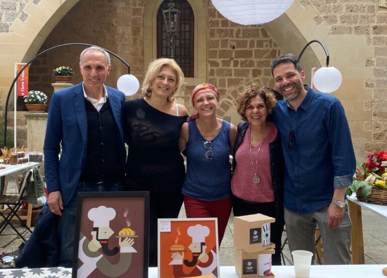 cinque espositori del bookshop durante la fiera volante nell'atrio del castello