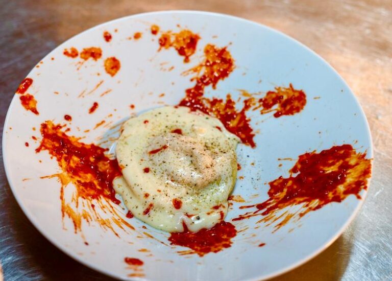 piatto con schizzi di sugo