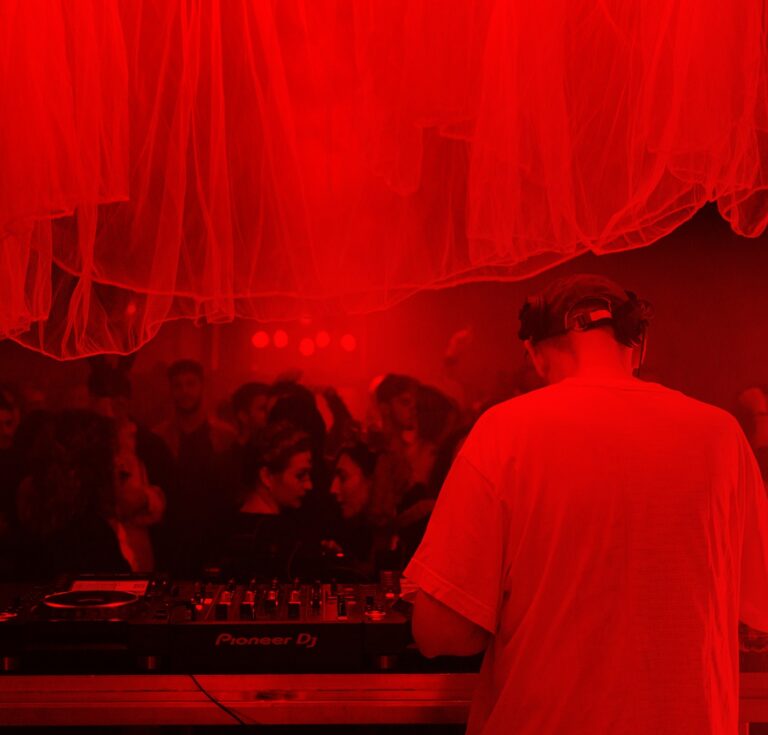 DJ che suona