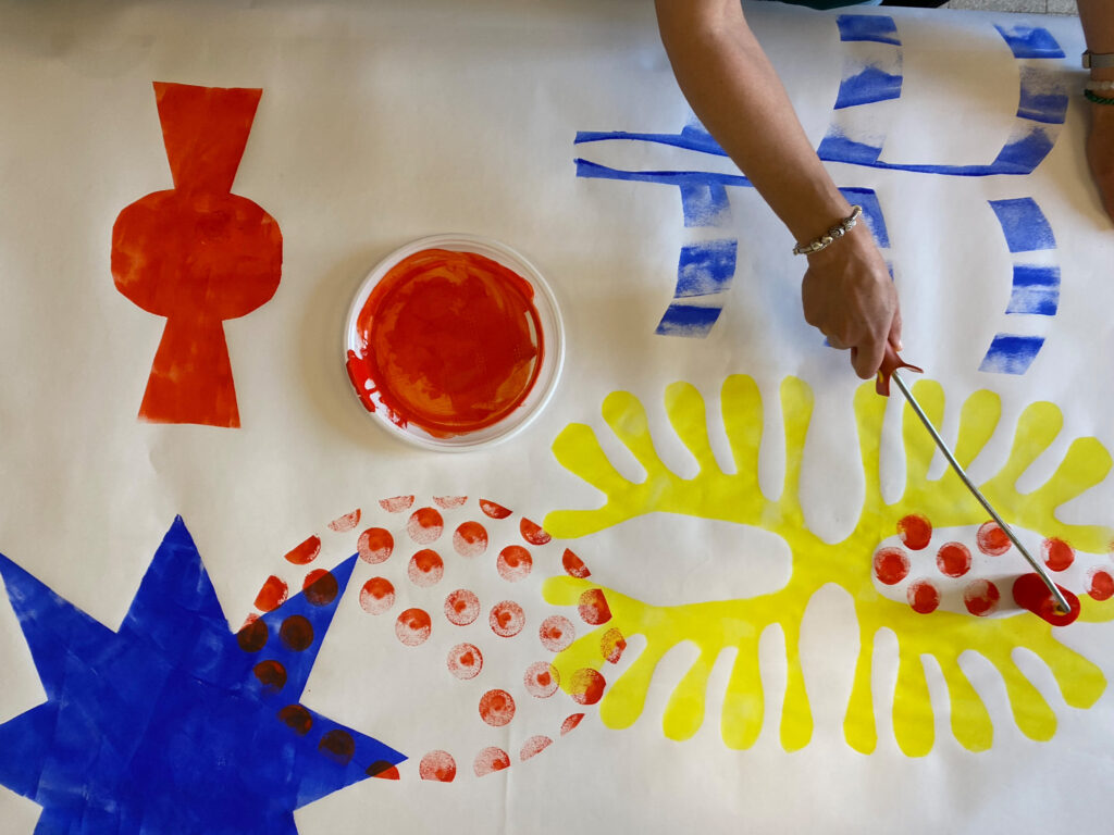 Dipinto di un cartellone tramite stancil