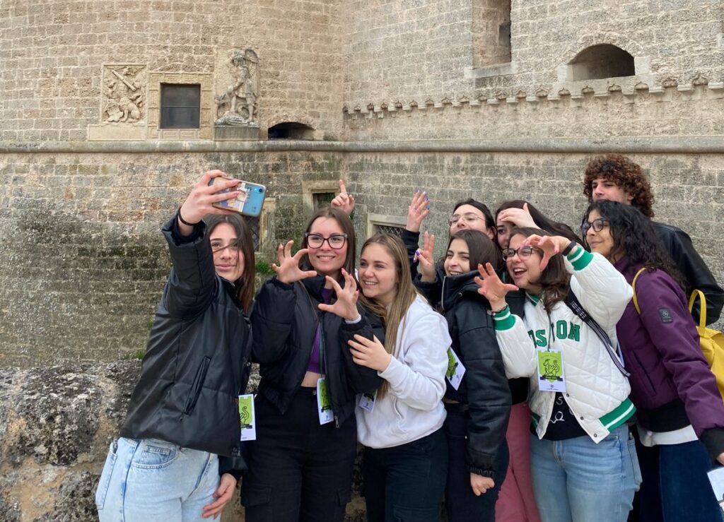 Un gruppo di ragazzi e ragazze si scatta un selfie