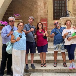 gruppo di visitatori nell'atrio con in mano la chiave del castello