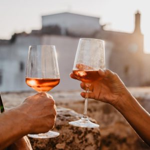 due calici di vino al tramonto sulle terrazze del castello volante