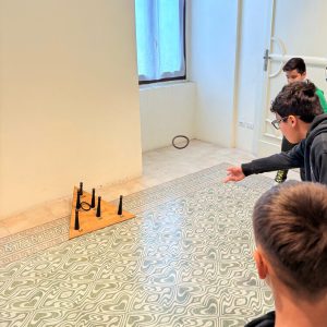 bambini che giocano con i giochi medievali nelle sale nobili del castello