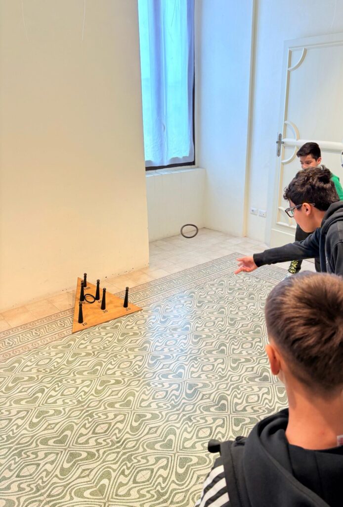 bambini che giocano con i giochi medievali nelle sale nobili del castello