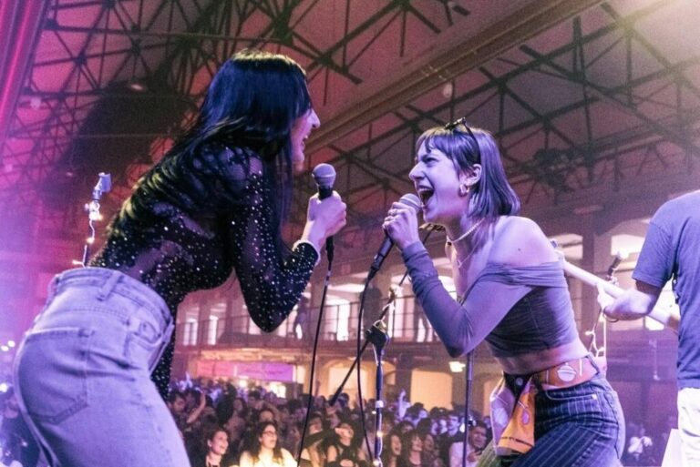 due ragazze che cantano