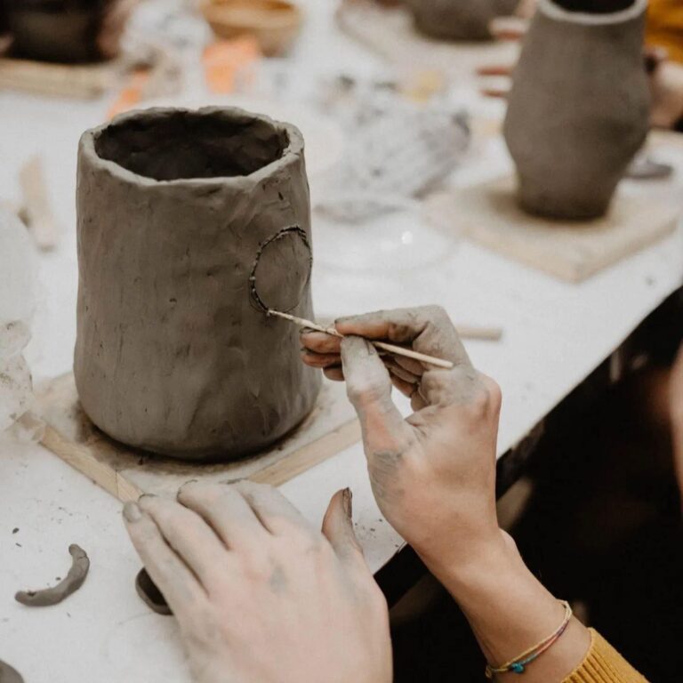 lavorazione vaso con l'argilla