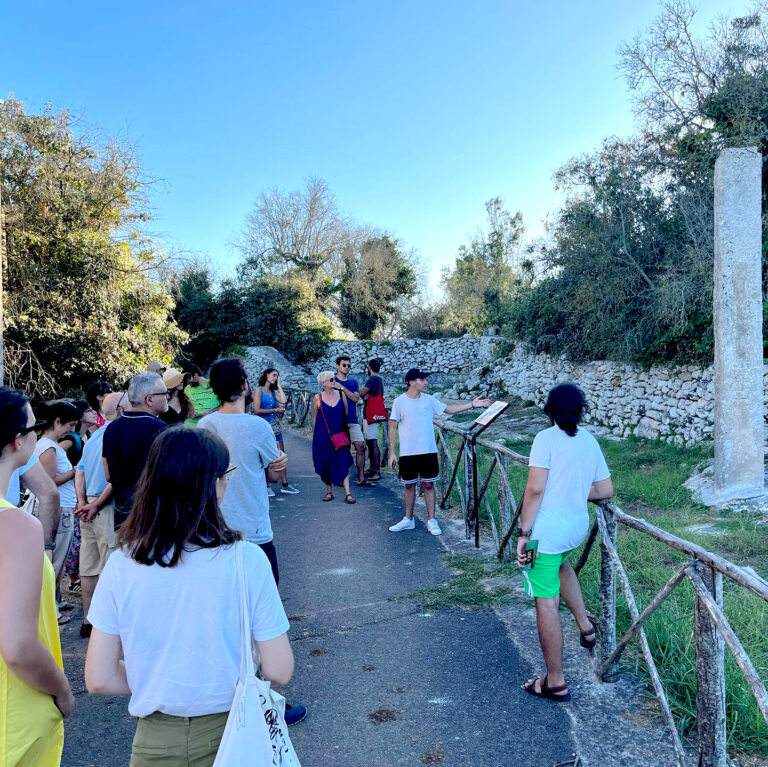 partecipanti della settimana grika durante una lezione all'aperto