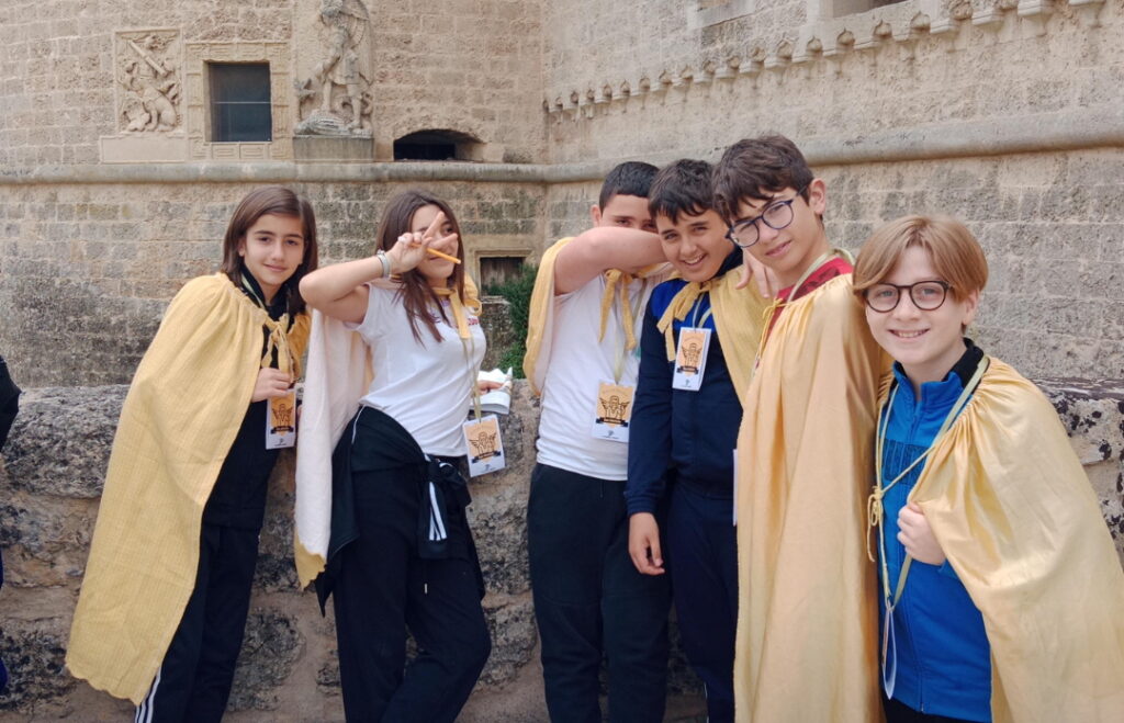 bambini con i mantelli