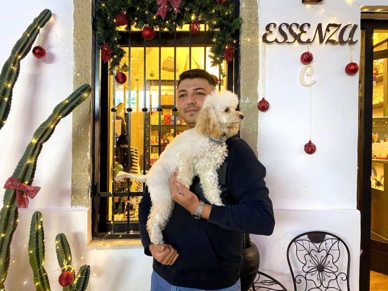 signore con in braccio un cane