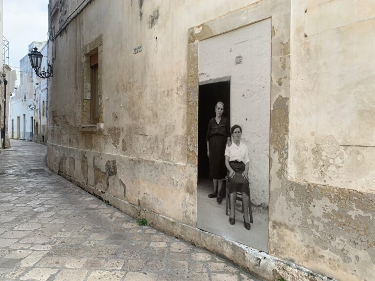 stradina del borgo di corigliano con l'esposizione della mostra fotografia di visioni del sud