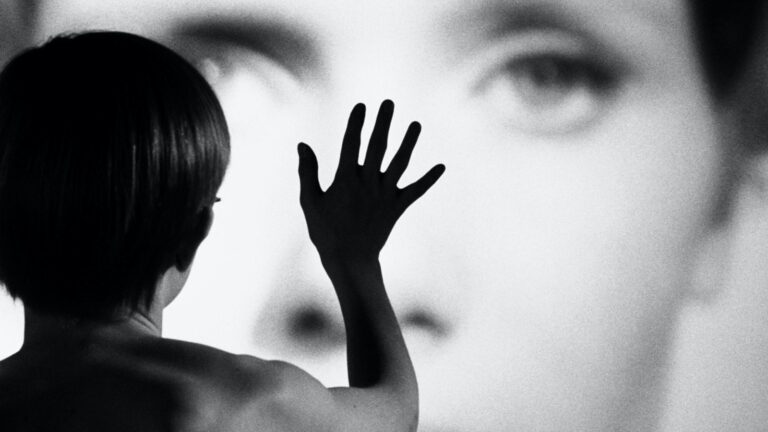 mano di un bambino che tocca lo schermo di una televisione