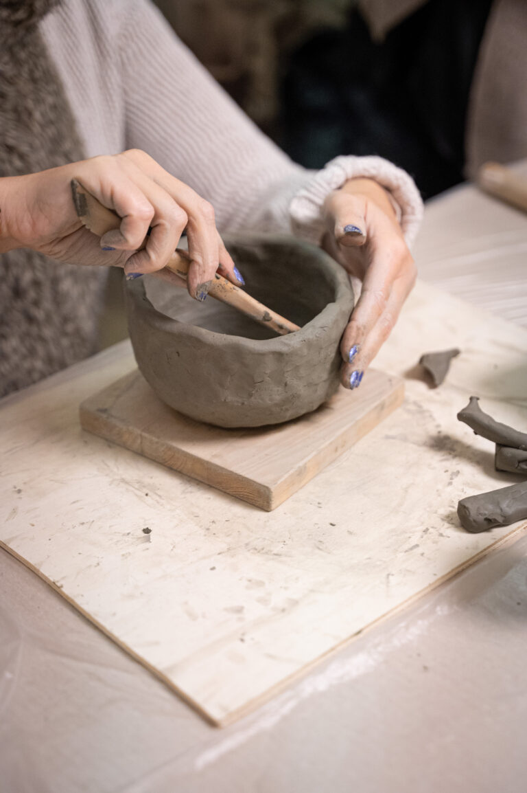lavorazione di un vaso con l'argilla durante i laboratori di bazart
