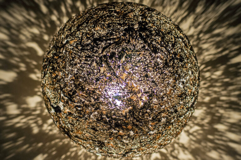 lampada di cartone di alessandra bray