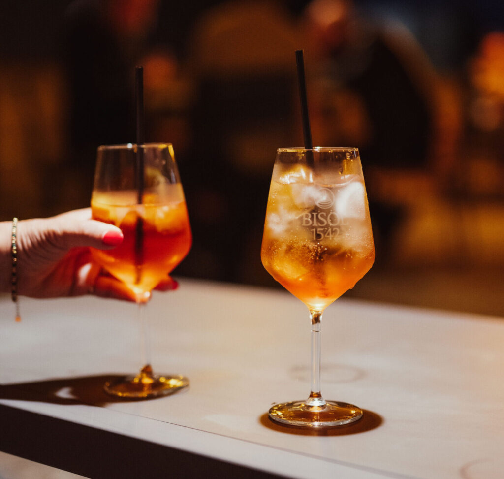 due cocktails sul tavolino delle terrazze del bistrot