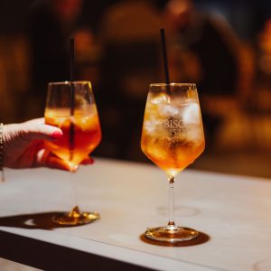 due cocktails sul tavolino delle terrazze del bistrot