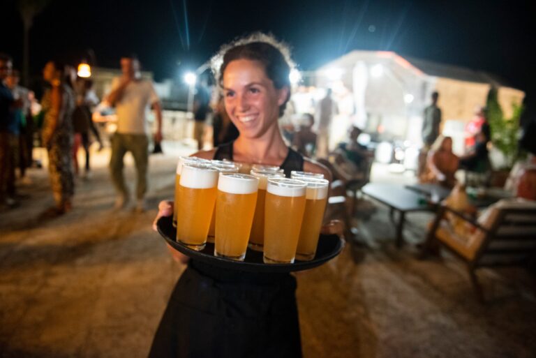 ragazza con un vassoio di birre durante il festival di birre al castello